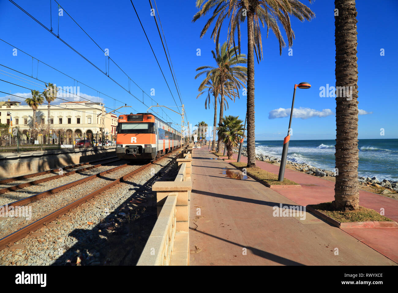 La plage de la ligne R1 (Renfe), Chemin de fer du Littoral Catalan, Vilassar de Mar Banque D'Images