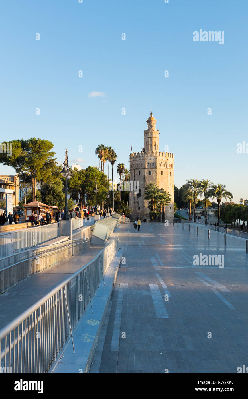 La Torre del Oro à Séville en début de soirée du soleil Banque D'Images