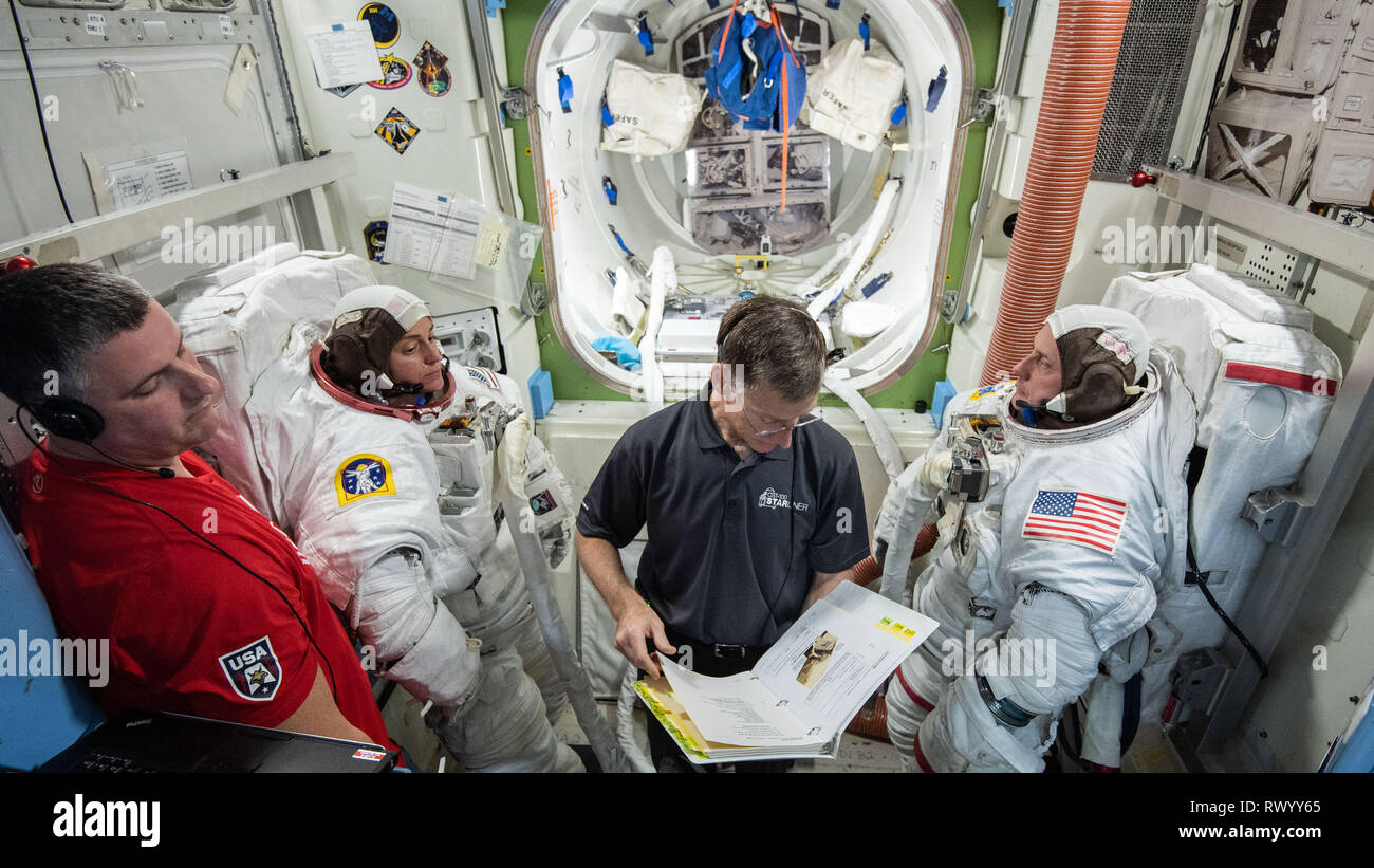 Test en vol de l'équipage de Boeing avec les astronautes de la NASA Mike Fincke et Nicole Mann et Boeing l'astronaute Chris Ferguson lors de Station Spatiale Internationale EVA Prep au Johnson Space Center, le 6 février 2019 à Houston, Texas. Banque D'Images