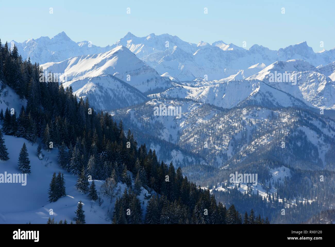 Vue de Wallberg à Karwendel en hiver avec Kaltwasser, Karspitze Birkkarspitze, de l'Est, du Centre et de l'Ouest Ödkarspitze, Bavière, Allemagne Banque D'Images