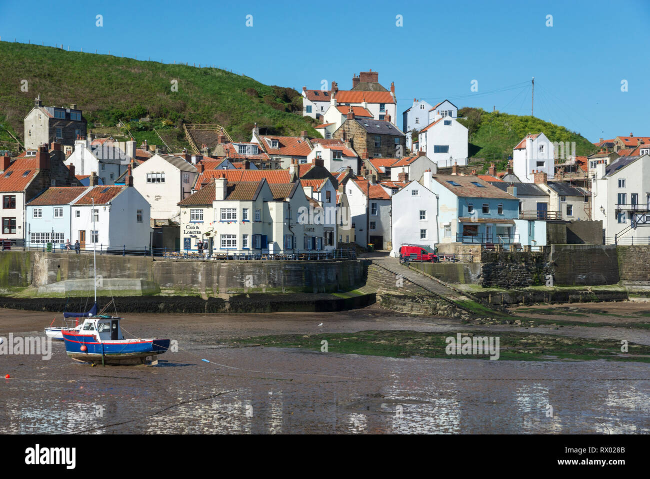 Staithes Harbour sur la côte de North Yorkshire, Angleterre. Un beau matin de printemps dans ce pittoresque village de pêcheurs. Banque D'Images