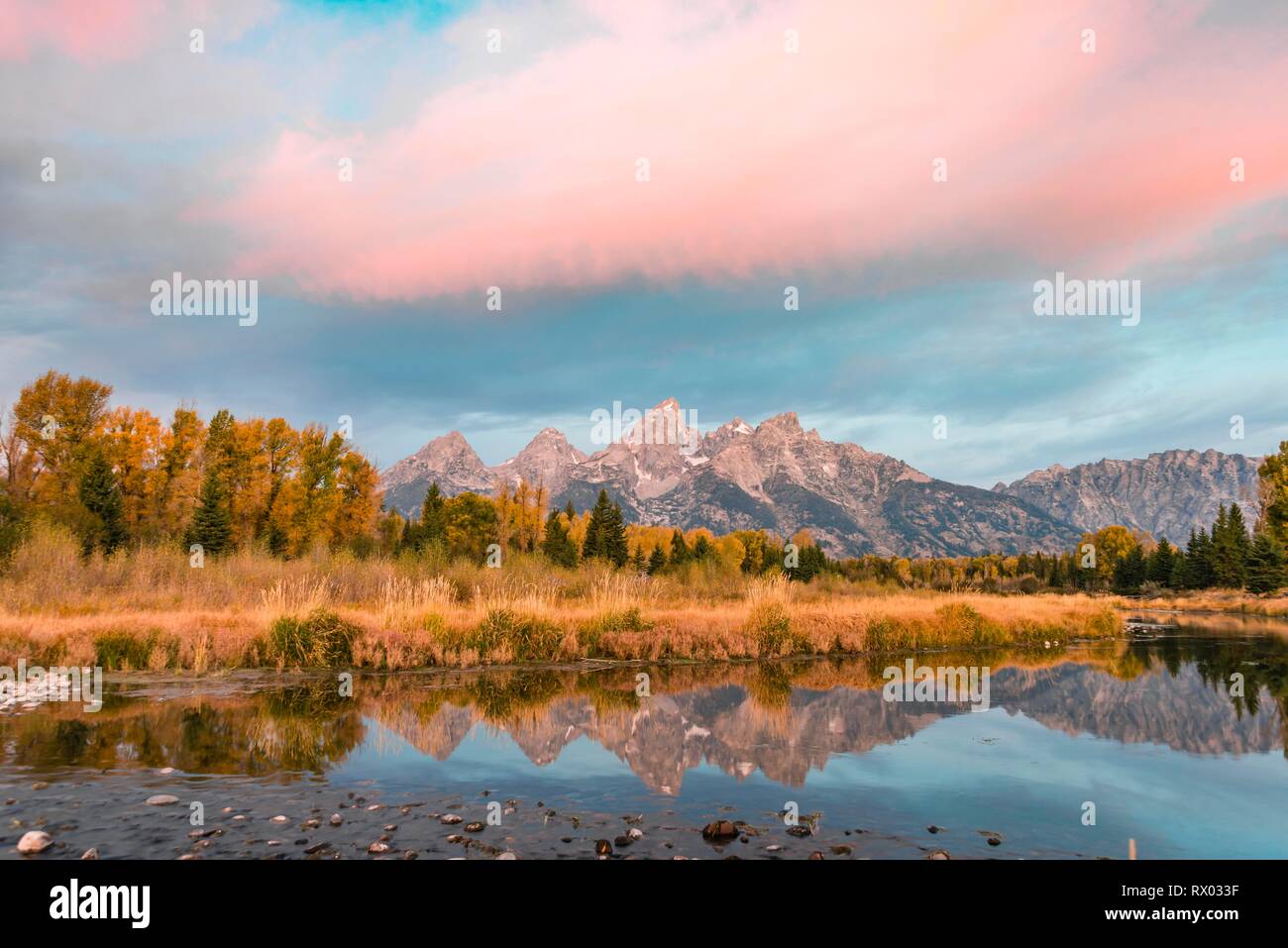 L'Aube rouge, le Grand Teton Range gamme de montagne reflète dans la rivière, paysage d'automne sur la rivière Snake, atterrissage Schwabacher Banque D'Images