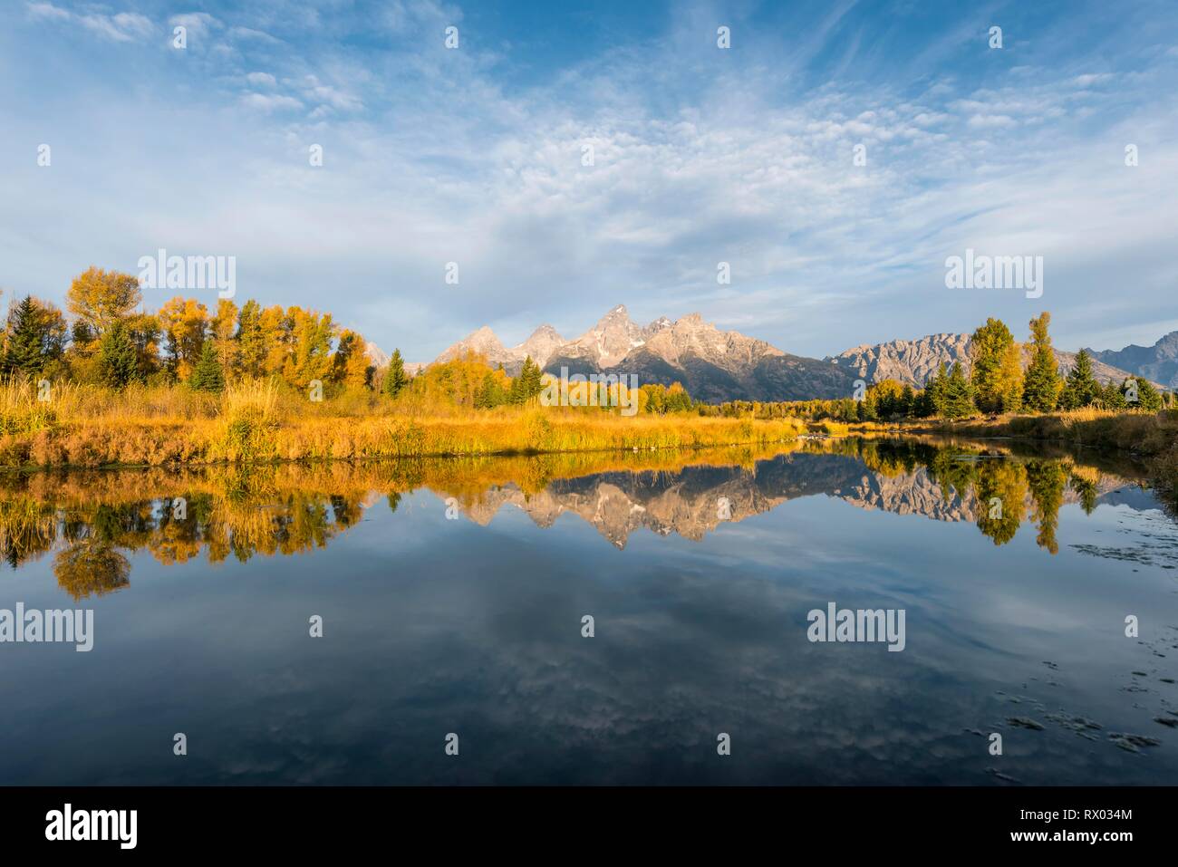 Paysage d'automne avec Grand Teton Range gamme de montagne, qui se reflète dans la rivière, fleuve de serpent, Parc National de Grand Teton, Wyoming Banque D'Images