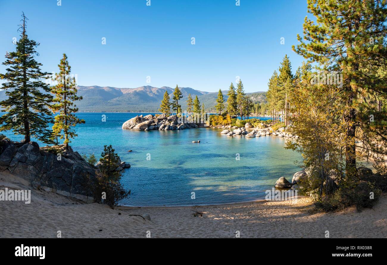 Plage Plage de sable, l'eau turquoise, bay, parc d'État Sand Harbor, Port, le lac Lake Tahoe, California, USA Banque D'Images