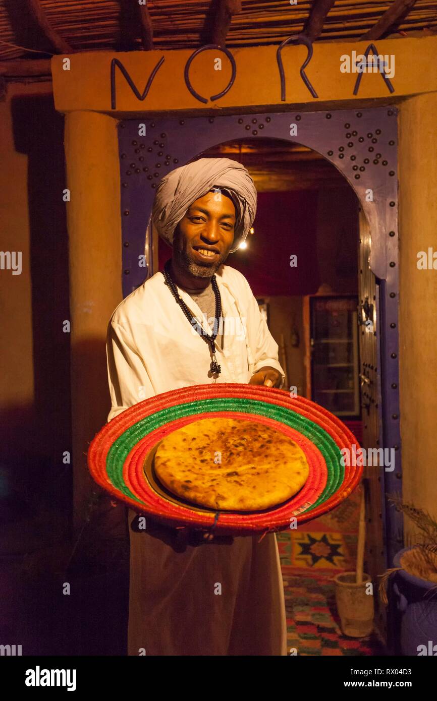 Pizza Berbère présente berbère, restaurant Nora, Merzouga, Erg Chebbi, dans  le sud du Maroc, Maroc Photo Stock - Alamy