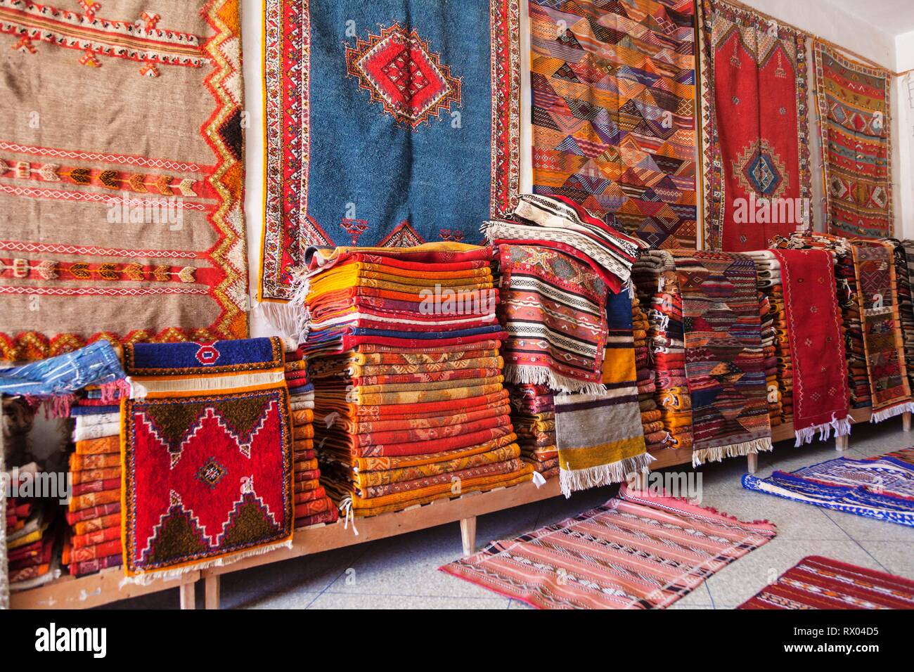 Commerce de tapis, Agadir, Maroc, Al-Magreb Photo Stock - Alamy