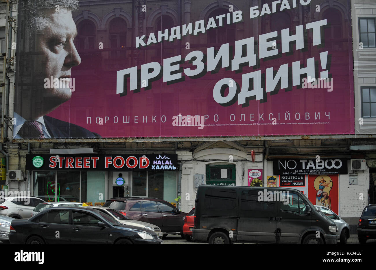 Voitures vues passe par un affichage politique de candidat à la présidence de l'Ukraine, Petro Poroshenko, disant : "Il y a beaucoup de candidats - le président est un !' élections présidentielles en Ukraine aura lieu le 31 mars 2019. Banque D'Images