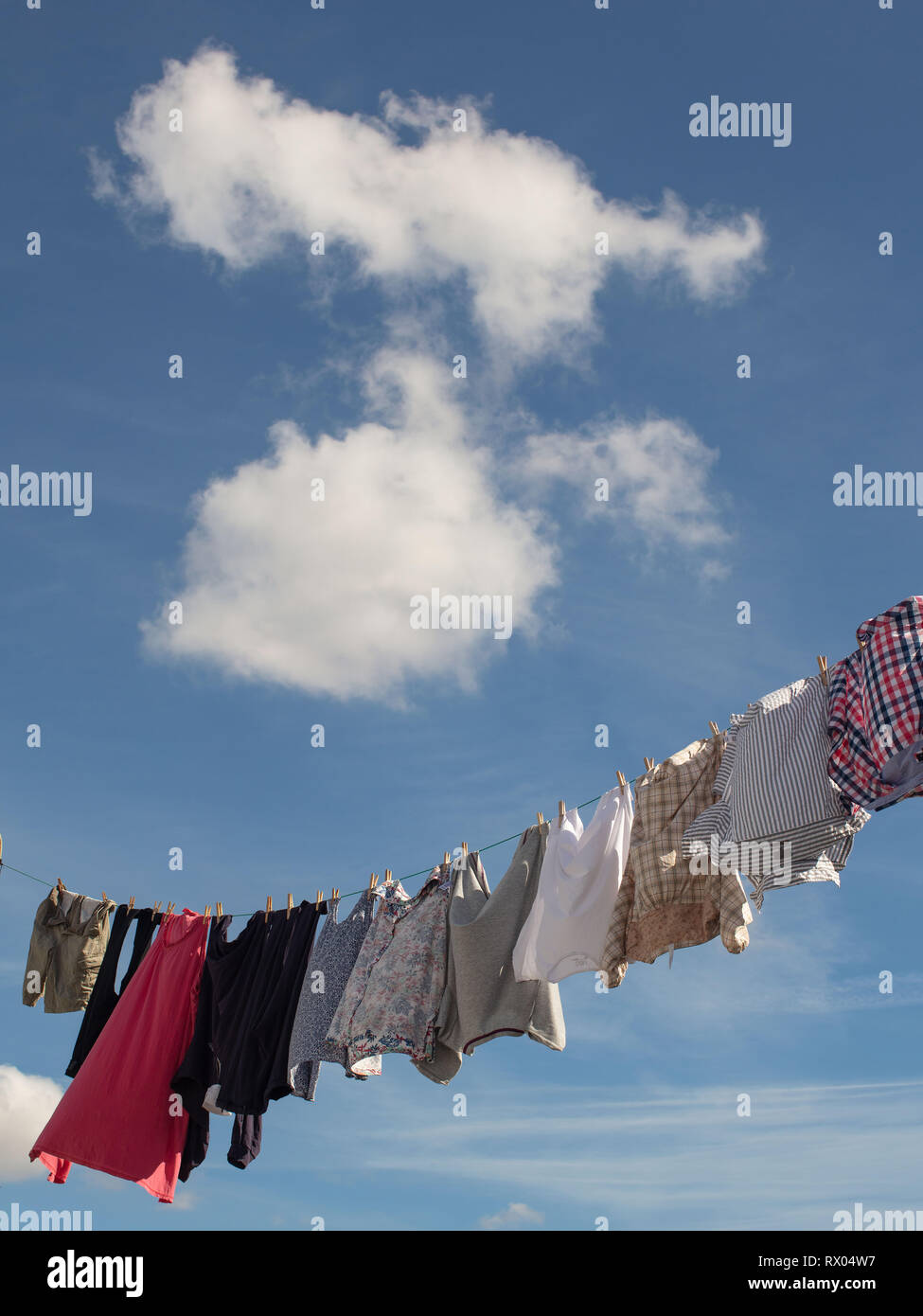 Une ligne de lavage à Salcombe dans le sud du Devon. Banque D'Images