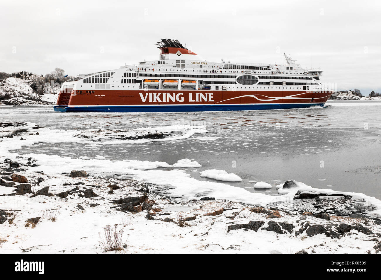 Au départ de la Viking Line de le port d'Helsinki, Finlande, en hiver, de la forteresse de Suomenlinna Banque D'Images