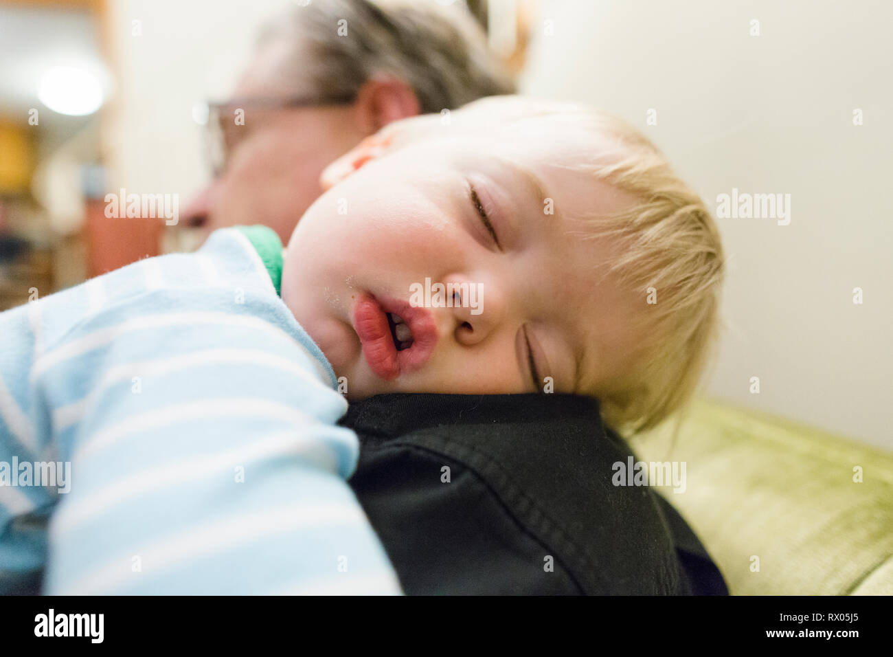 Close-up de grand-père exerçant son couchage mignon petit-fils pour l'épaule à la maison Banque D'Images
