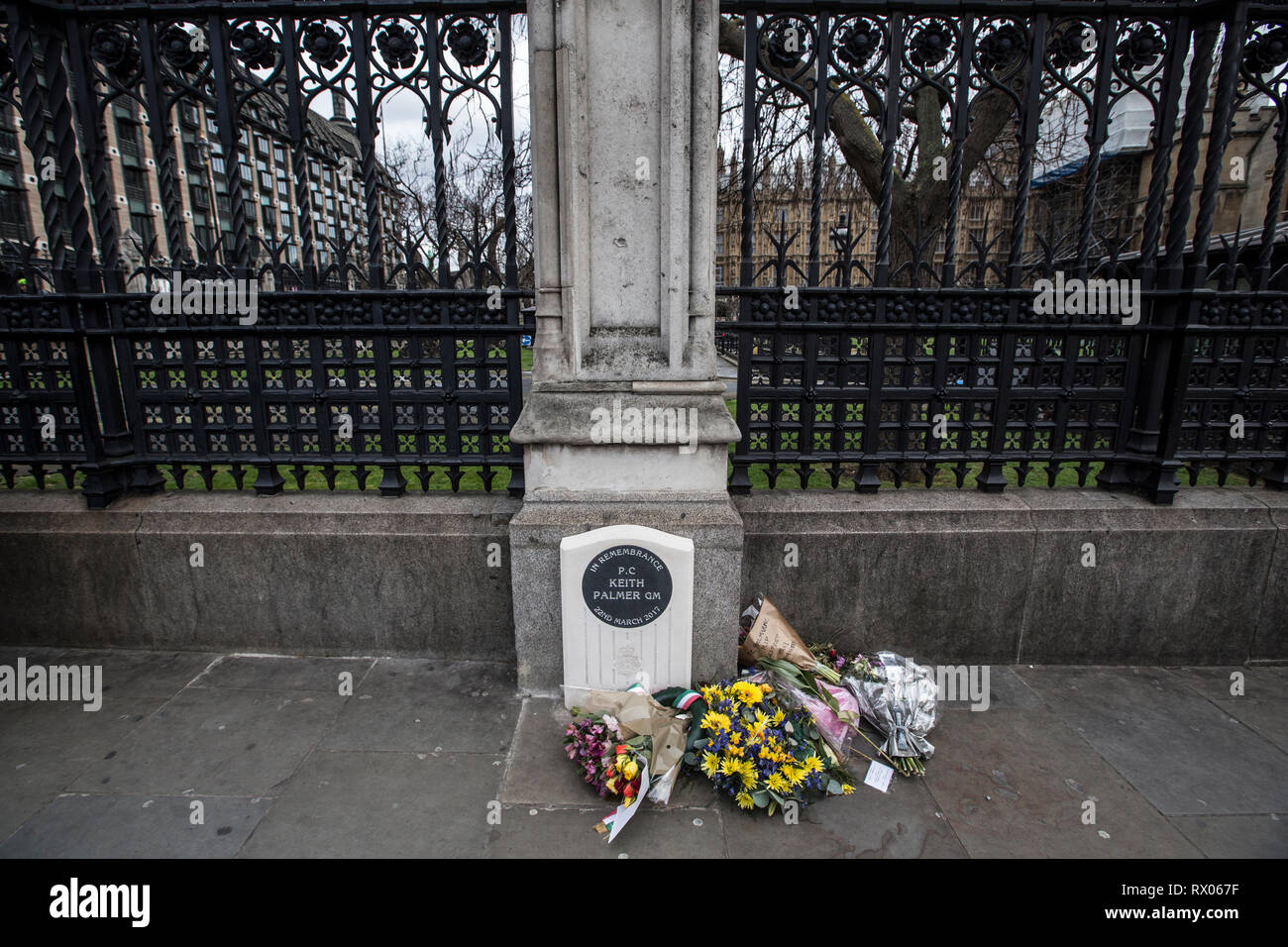 National Memorial à l'extérieur du palais de Westminster, en hommage à PC Keith Palmer qui a été poignardé par Khalid Masood en service sur le parvis du Palais. Banque D'Images