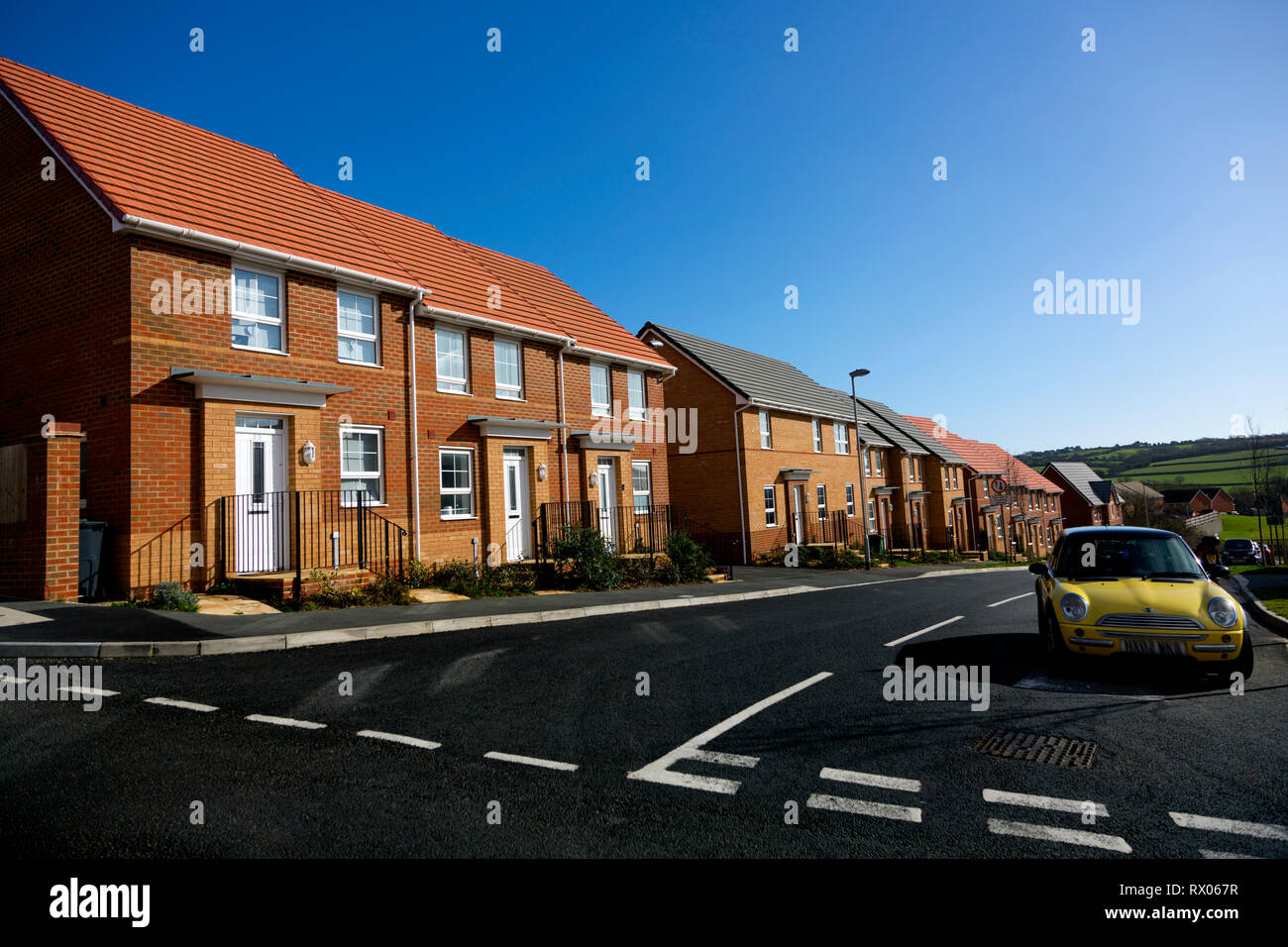 Neuf,construire,vert,la courroie, l'empiétement, terrasse,street,bois,road, encadrés, faible, la réduction des émissions de carbone, carbone, empreinte ,,l'énergie, la tuile,sol carrelé, champ, Banque D'Images