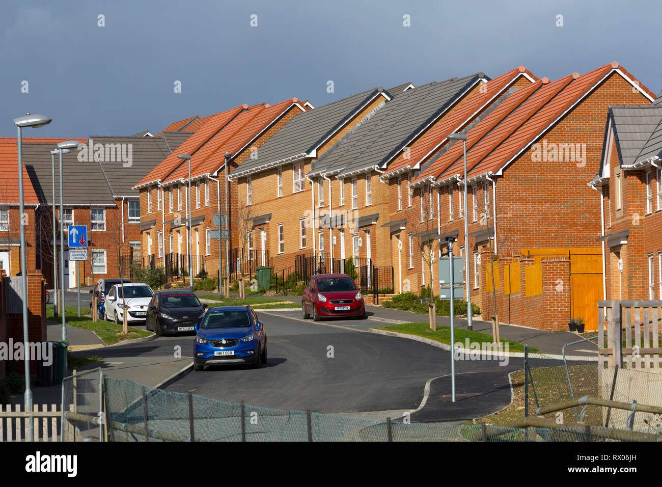Neuf,construire,vert,la courroie, l'empiétement, terrasse,street,bois,road, encadrés, faible, la réduction des émissions de carbone, carbone, empreinte ,,l'énergie, la tuile,sol carrelé, champ, Banque D'Images