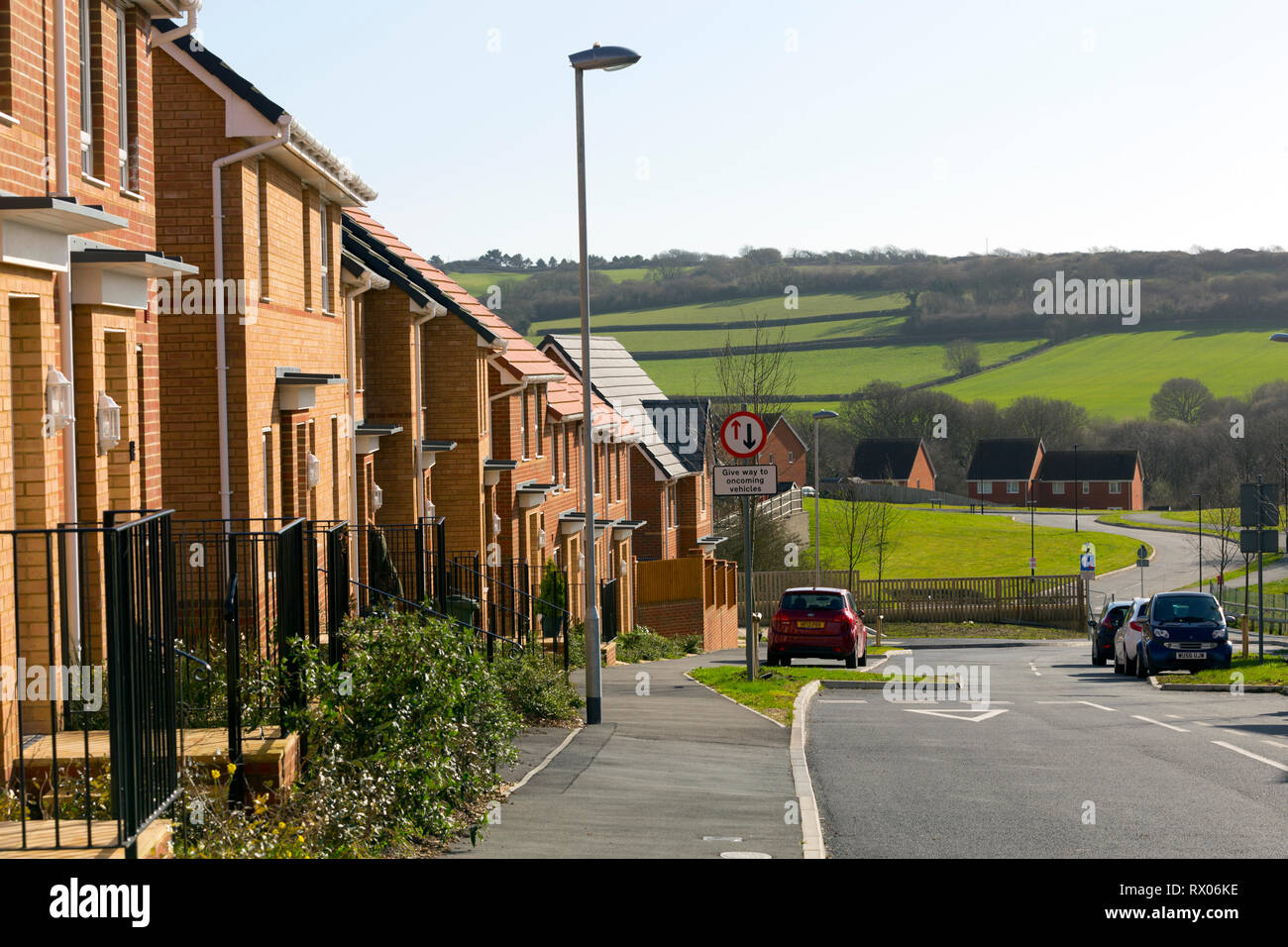 Neuf,construire,vert,la courroie, l'empiétement, terrasse,street,bois,road, encadrés, faible, la réduction des émissions de carbone, carbone, empreinte ,,l'énergie, la tuile,sol carrelé, champ, Banque D'Images