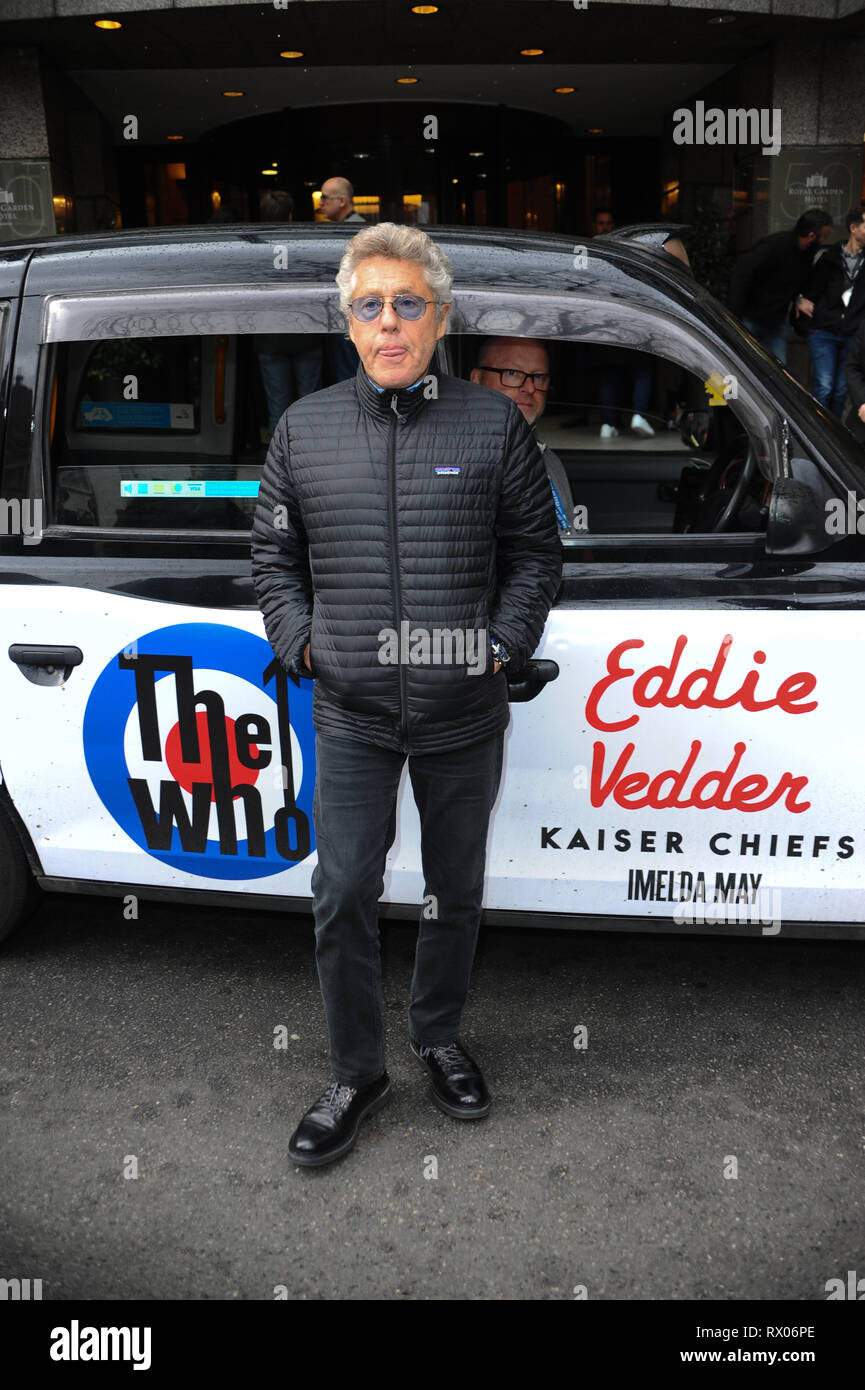 Roger Daltry vu l'extérieur de l'Hôtel Royal de Kensington, à promouvoir Wembly concert, avec black cab. Banque D'Images