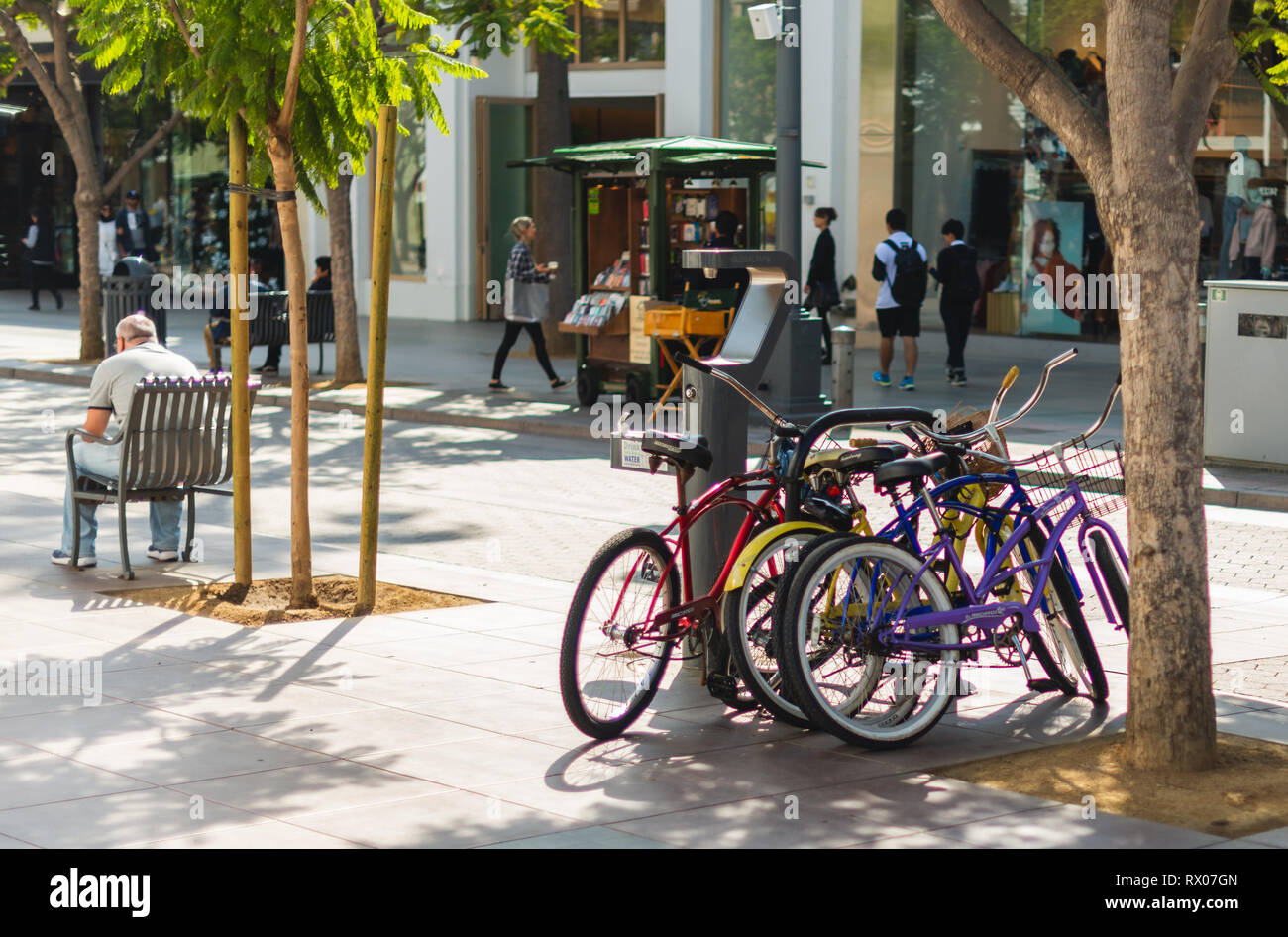 Un tas de vélos garés dans la rue de Santa Monica, La Banque D'Images