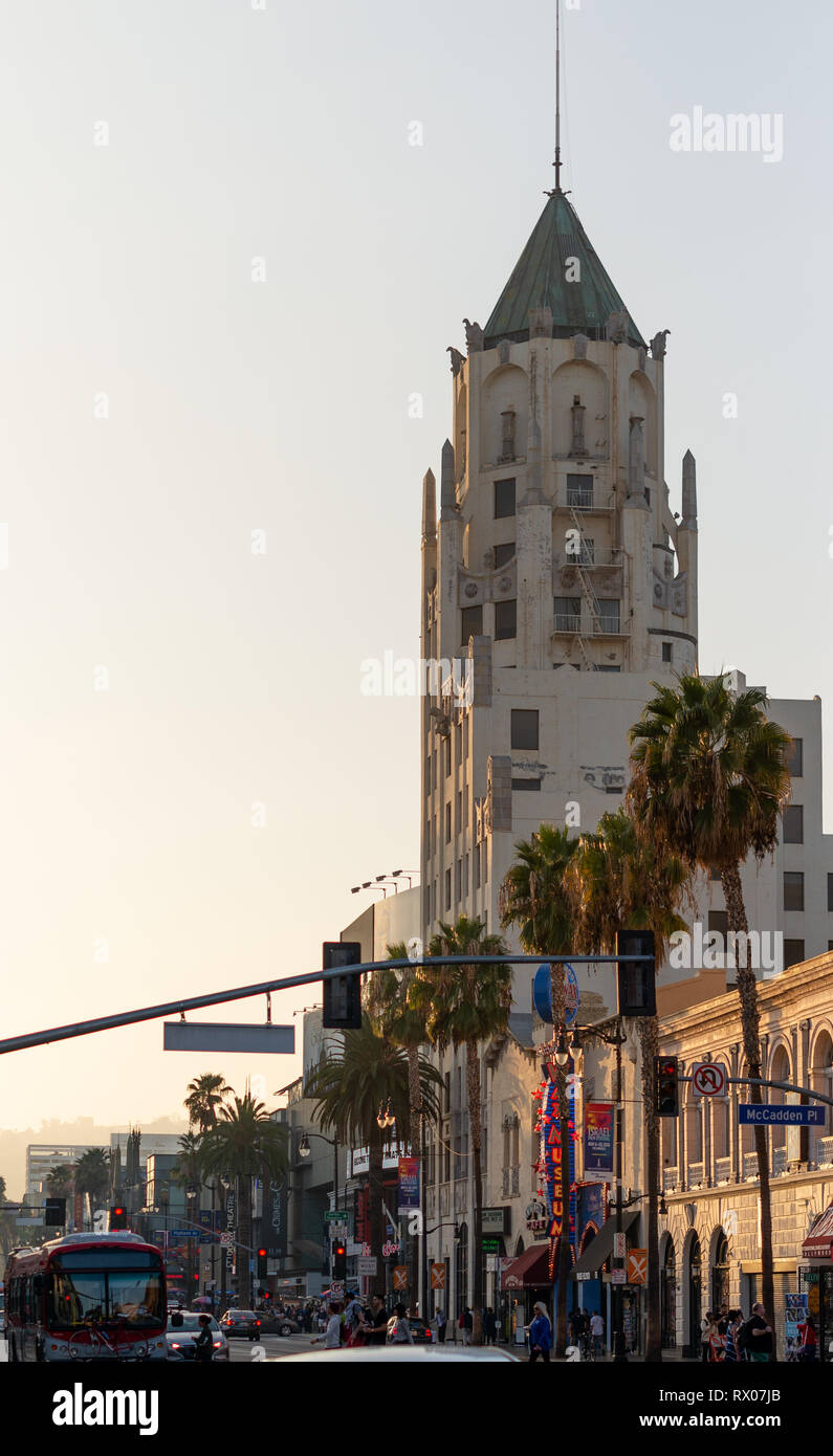 LA, USA - 30 octobre 2018 : le premier édifice National Hollywood au coucher du soleil Banque D'Images