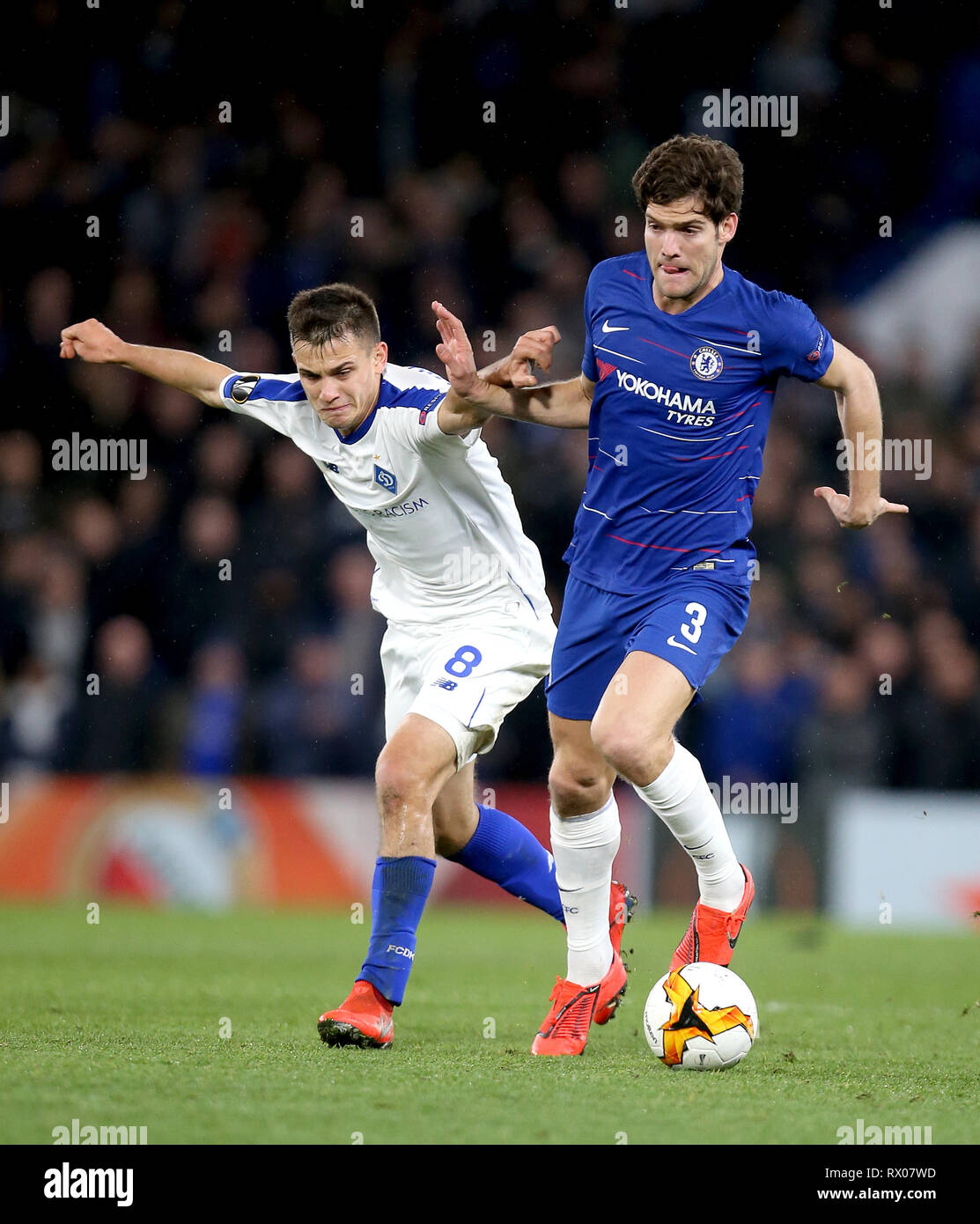 Le Dynamo Kiev Volodymyr Shepelyev (à gauche) et de Chelsea's Marcos Alonso au cours de l'UEFA Europa League, rond de jambe premier 16 match à Stamford Bridge, Londres. Banque D'Images