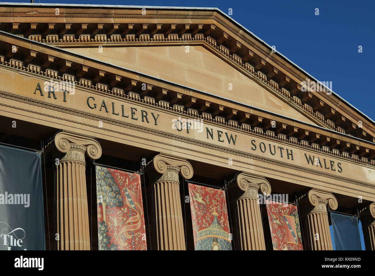 Galerie d'art de la Nouvelle-Galles du Sud à Sydney Australie - façade avec fronton, colonnes et tentures Banque D'Images