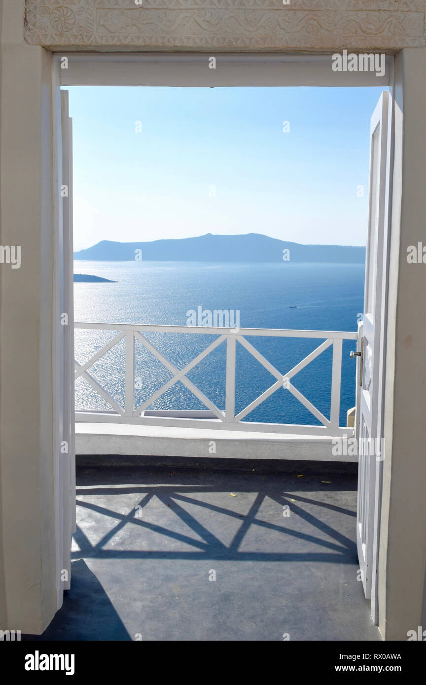 Vue Sur La Mer Mediterranee A Travers La Porte Ouverte Santorin Grece Photo Stock Alamy Vue Sur La Mer Mediterranee A Travers La Porte Ouverte Santorin Grece Photo Stock Alamy