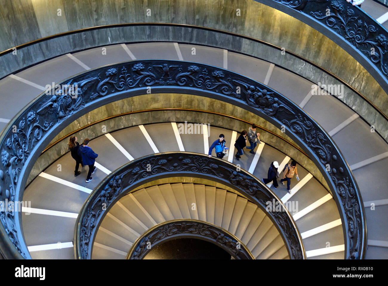 Les touristes en ordre décroissant hélice double escalier en spirale, escalier ou Bramante, conçu par Giuseppo Momo dans Pio-Clementine 1932, Musée, Musées du Vatican Banque D'Images