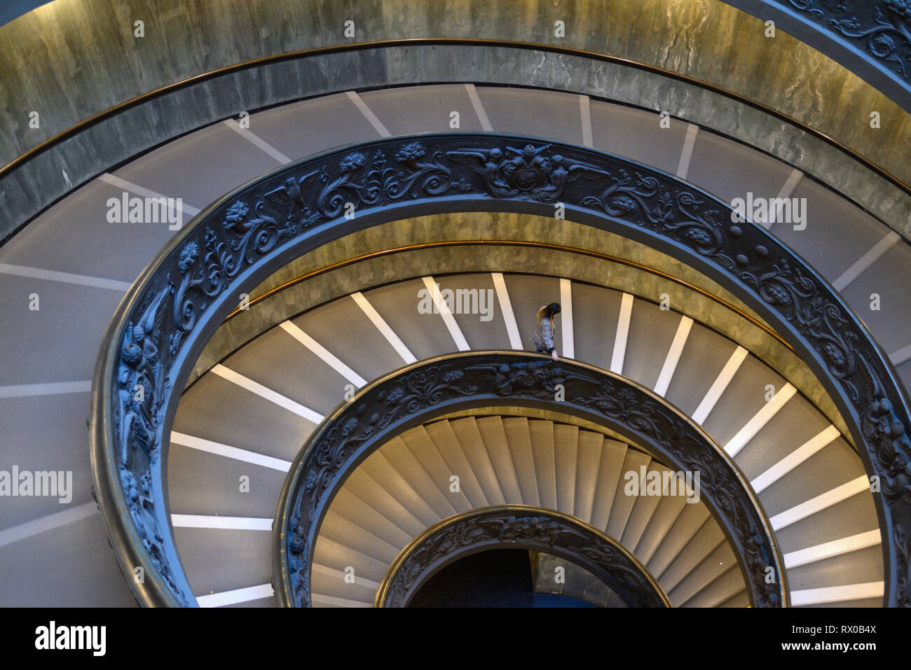 En ordre décroissant de tourisme Double Helix en colimaçon, ou Bramante, escalier conçu par Giuseppo Momo dans Pio-Clementine 1932, Musée, Musées du Vatican Banque D'Images