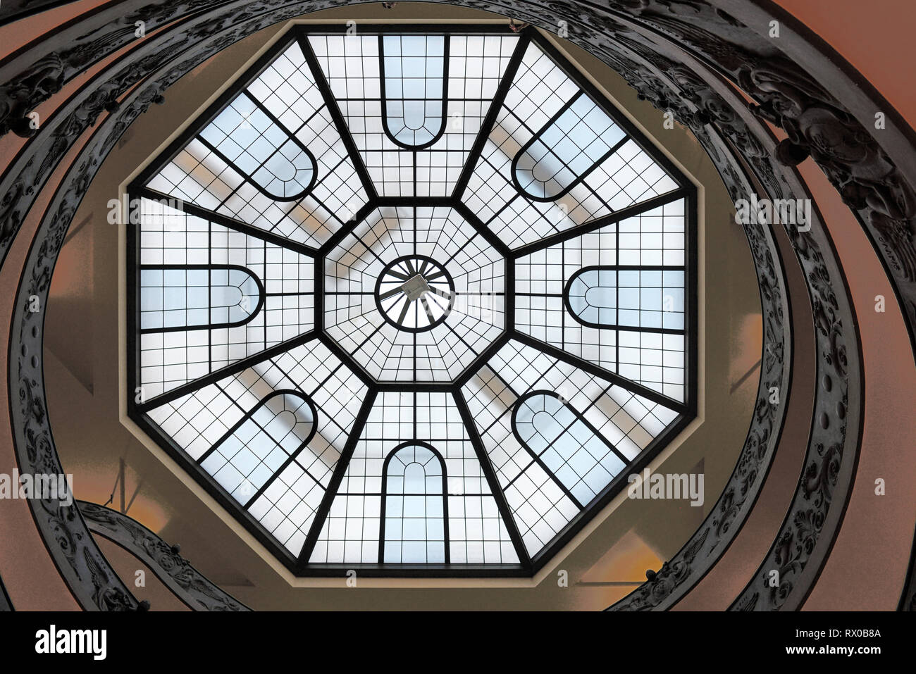 Lanterneau octogonal ou lumière au-dessus de toit escalier en spirale, escalier ou Bramante, conçu par Giuseppo Momo en 1932, Musée Pio-Clementino, Vatican Banque D'Images