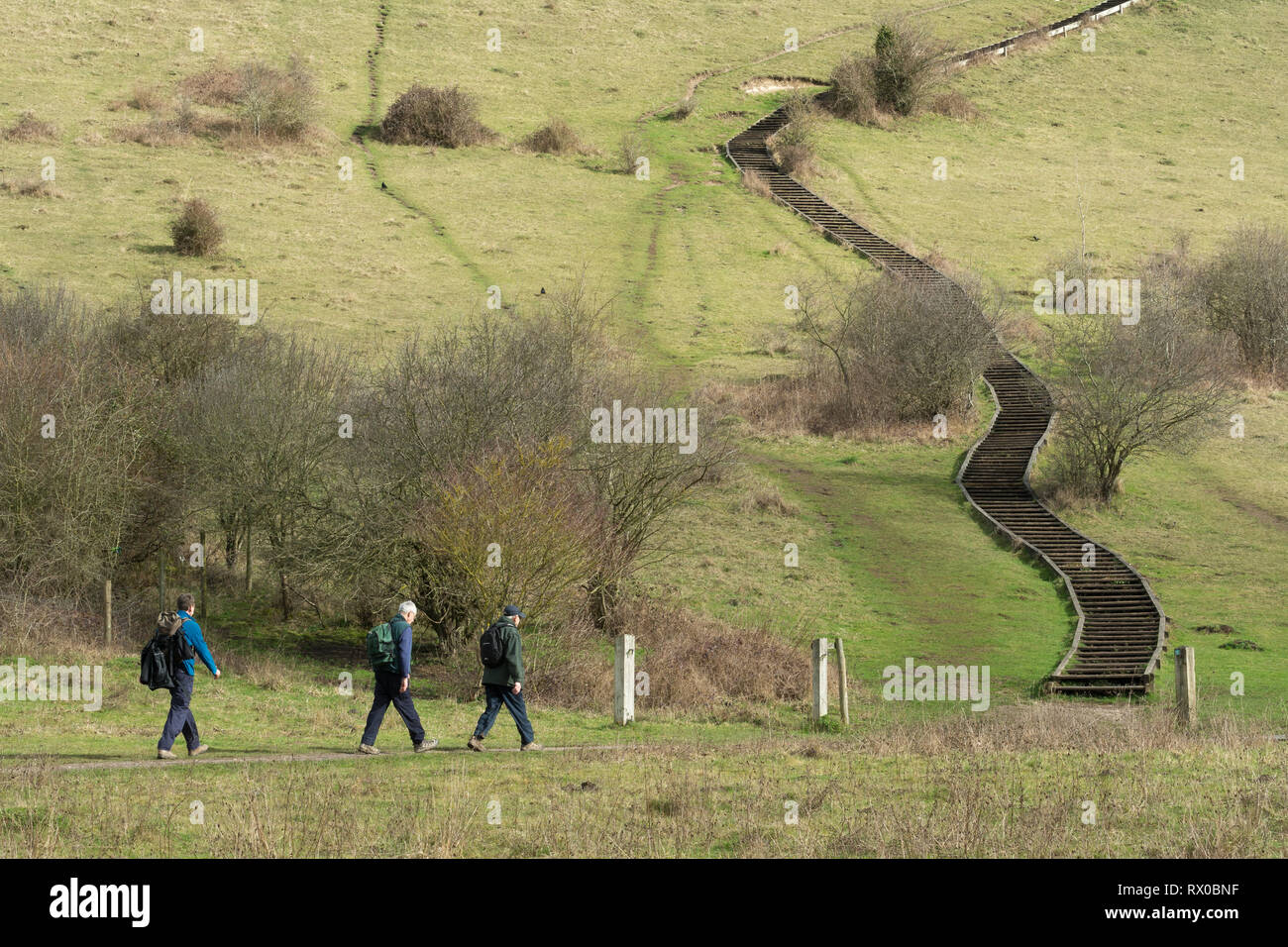 Les marcheurs approcher les étapes de St Catherine's Hill près de Winchester dans le parc national des South Downs, Hampshire, Royaume-Uni Banque D'Images