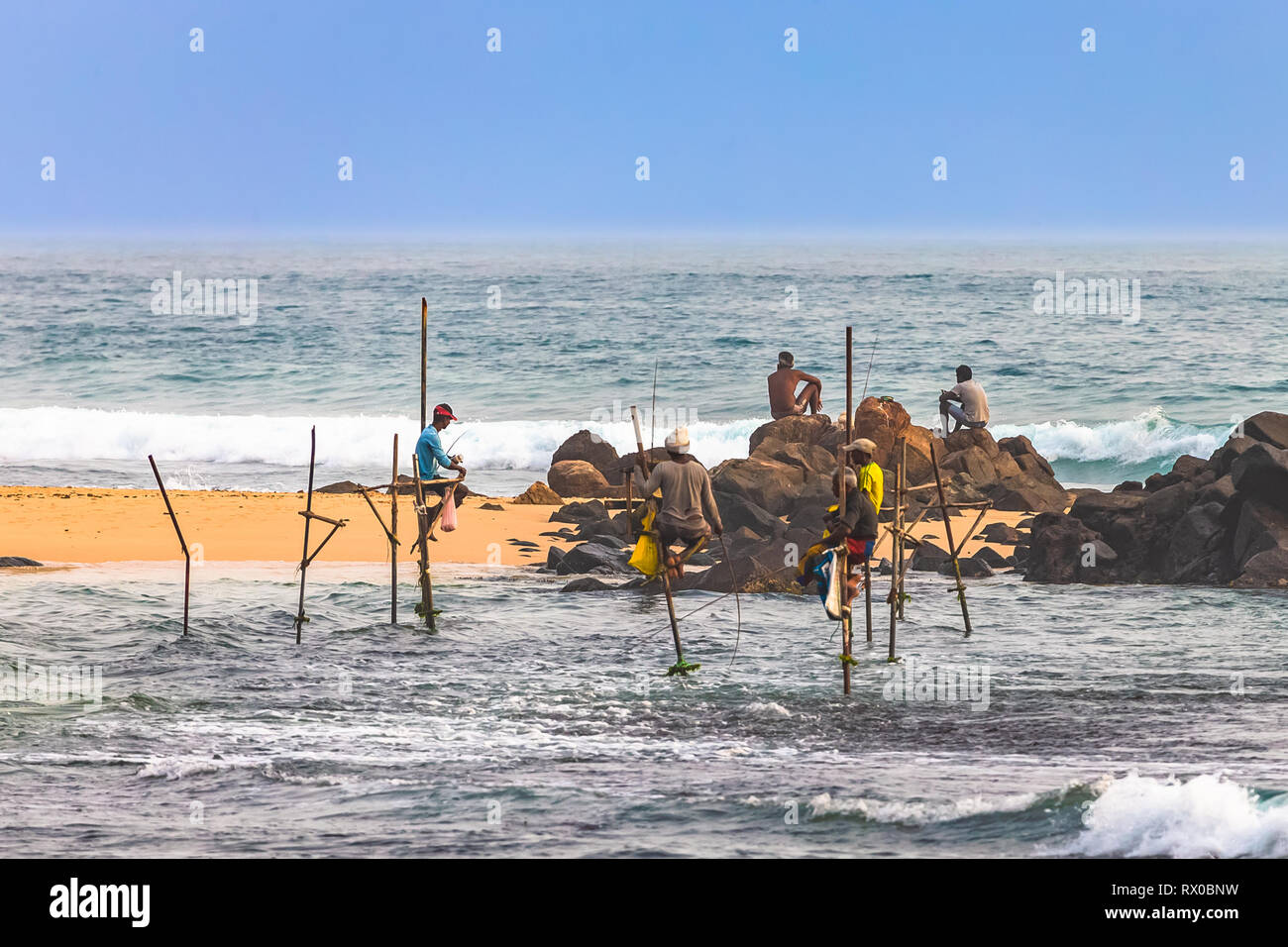 Unawatuna, Sri Lanka - le 19 décembre 2018:pêche échasses traditionnels du Sri Lanka. Unawartuna, Sri Lanka. Banque D'Images