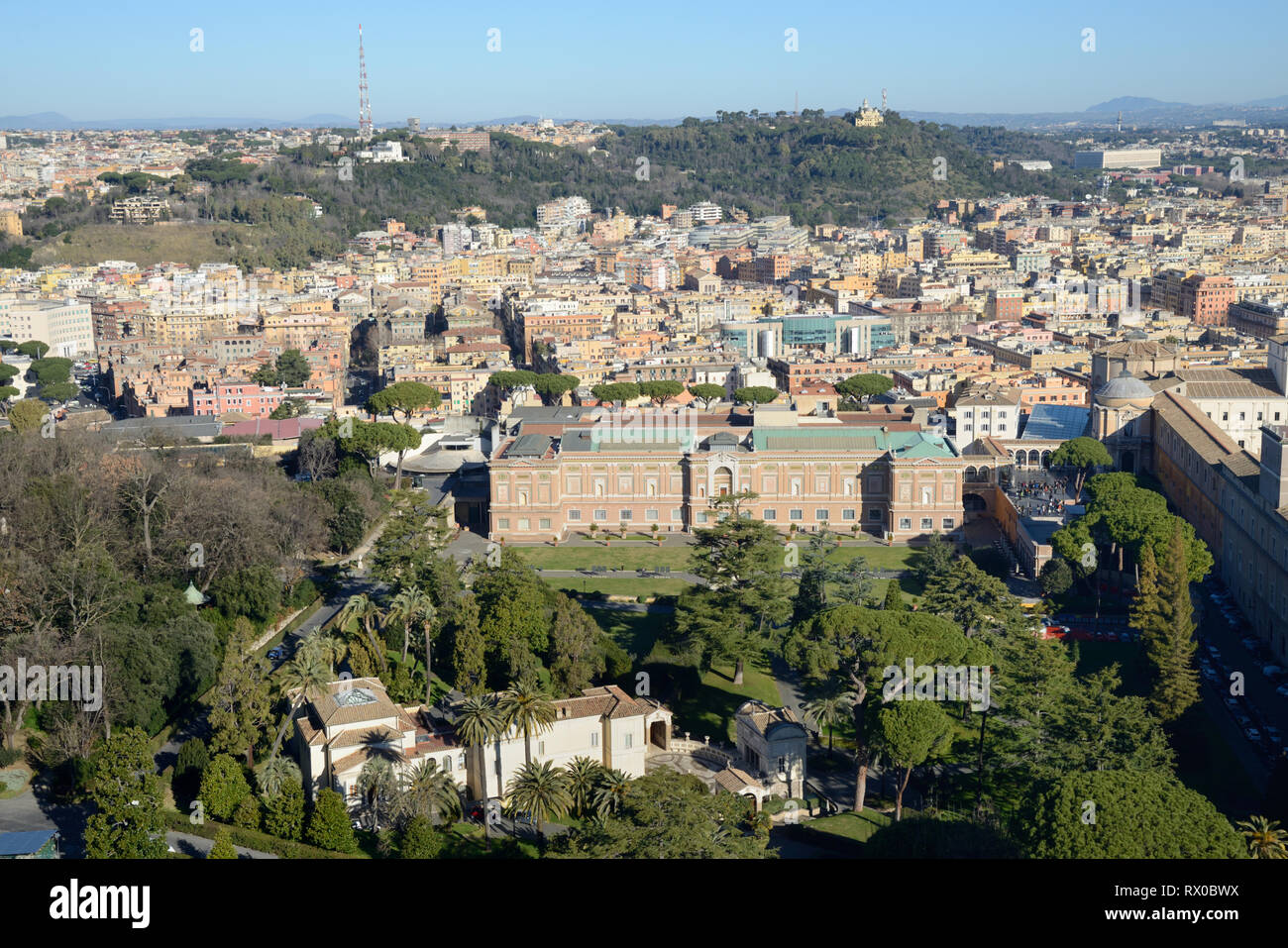 Vue aérienne sur Musée du Vatican, le Vatican Pinacoteca Art Gallery, et le Square Garden et vue panoramique, paysage urbain, paysage urbain ou Rome Italie Banque D'Images