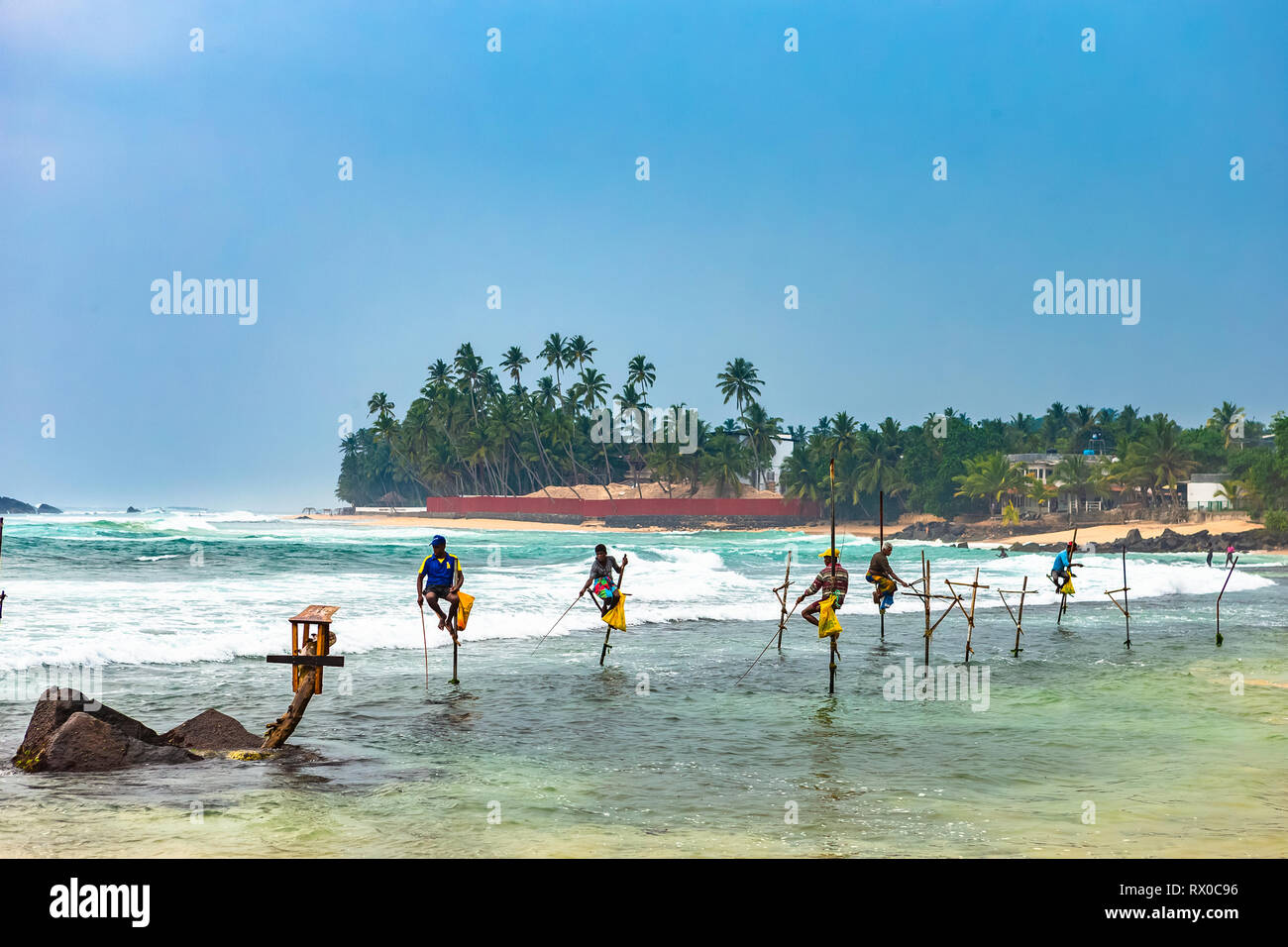 Unawatuna, Sri Lanka - le 19 décembre 2018:pêche échasses traditionnels du Sri Lanka. Unawartuna, Sri Lanka. Banque D'Images