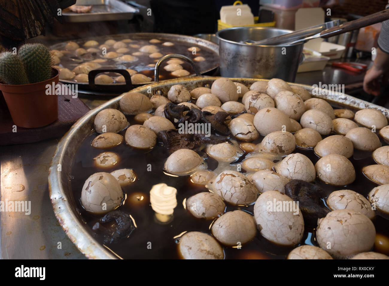 Le style taïwanais oeuf dur en vente marché de nuit, l'un des marchés de l'alimentation de rue à Taichung, Taiwan Banque D'Images