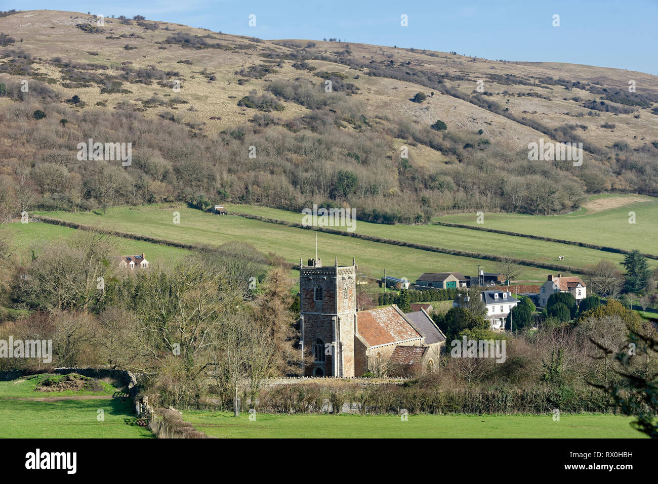 Compton Bishop & vacille vers le bas, Somerset, UK avec classé 13e siècle l'église St Andrews Banque D'Images