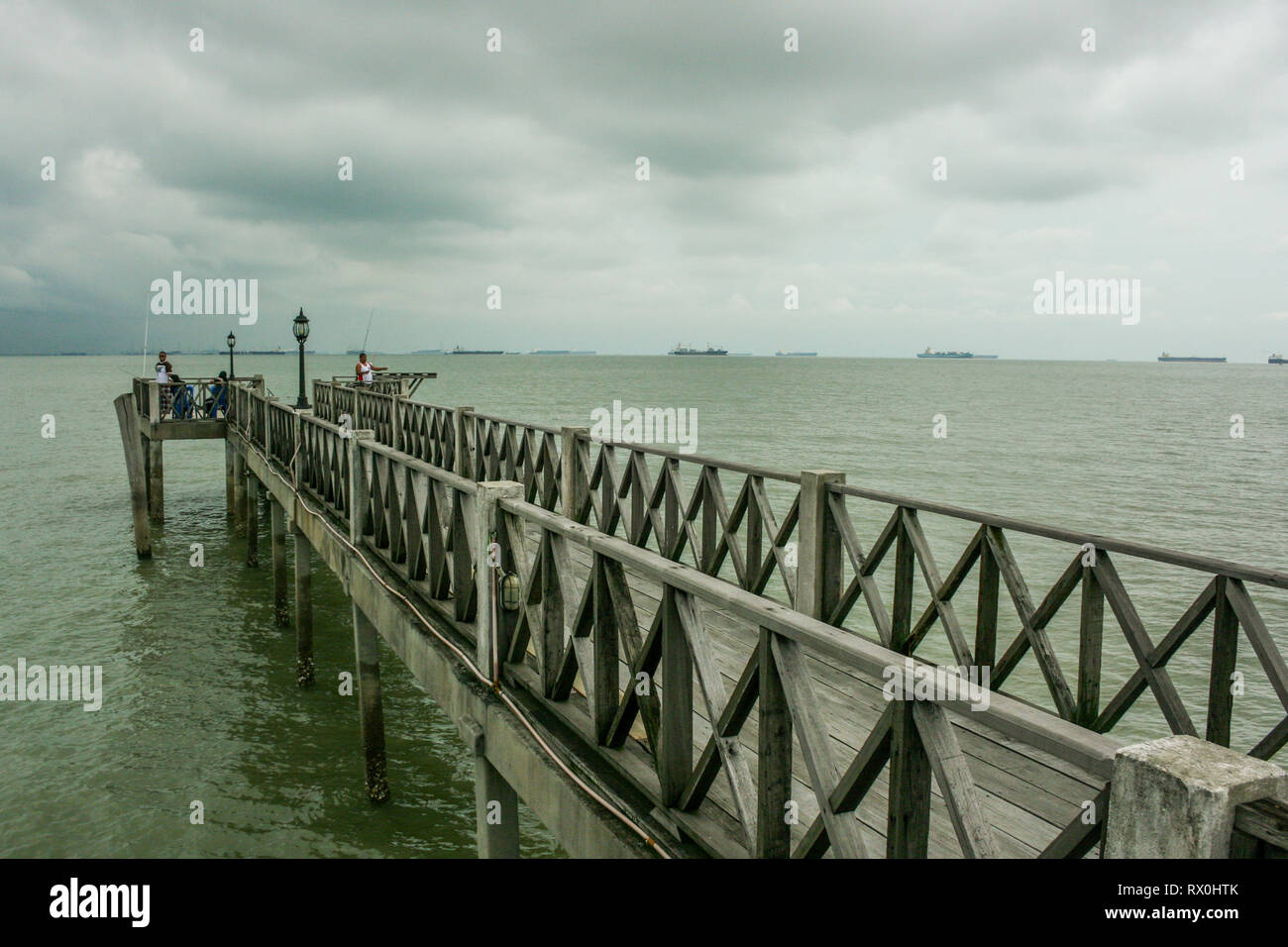 Les pêcheurs à Tanjung Piai, la pointe la plus méridionale de l'Asie continentale, Pontien, Malaisie Banque D'Images