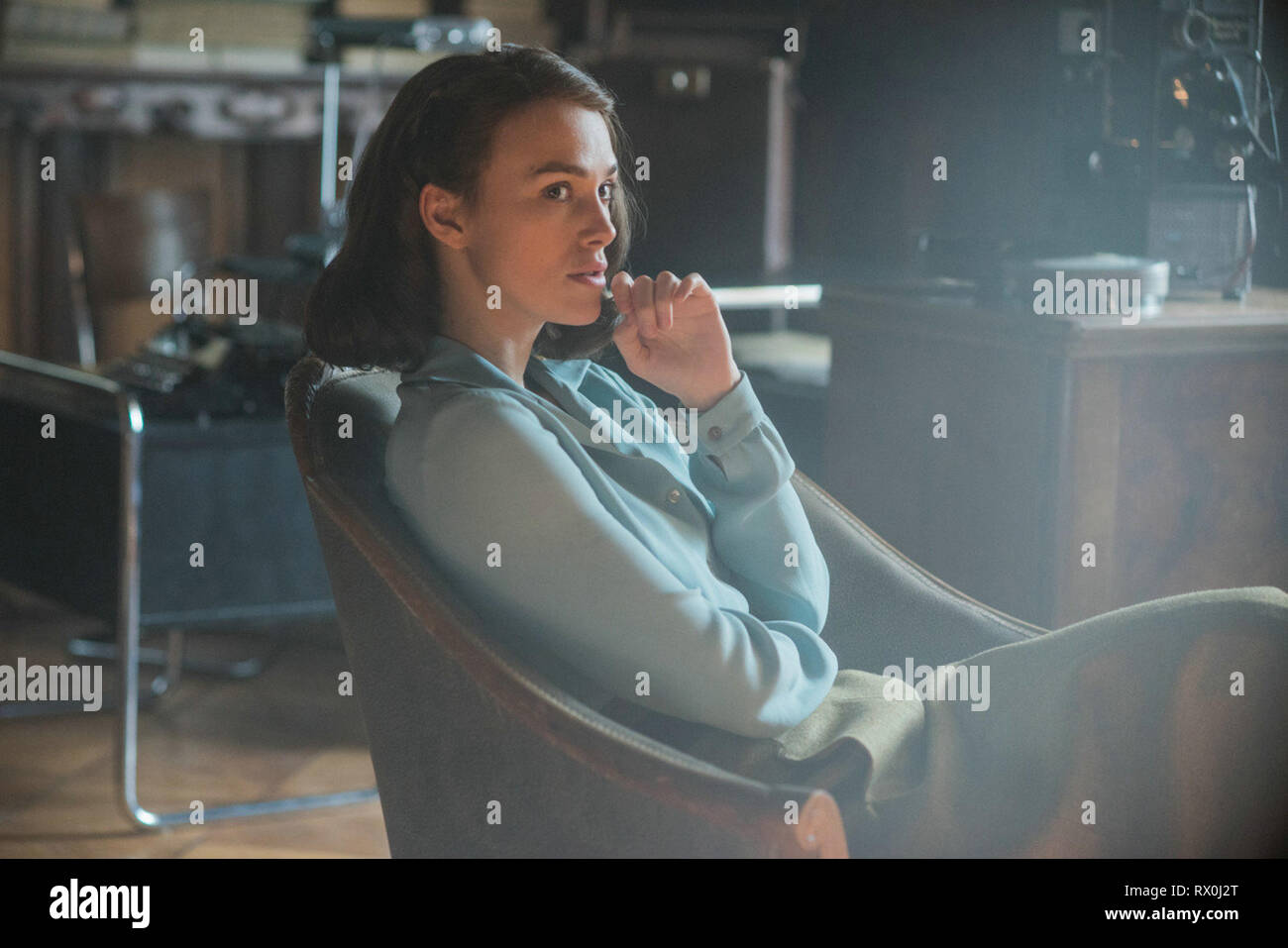 La Suite est un film américain réalisé en 2019 par James Kent et écrit par Joe et Anna Waterhouse, basé sur le roman du même nom de Rhidian Brook. Il stars Keira Knightley, Alexander Skarsgård, Jason Clarke, et Alexander Scheer. Cette photographie est fourni pour un usage éditorial uniquement et est l'auteur du film company et/ou de l'espace attribué par le photographe ou film société de production. Banque D'Images