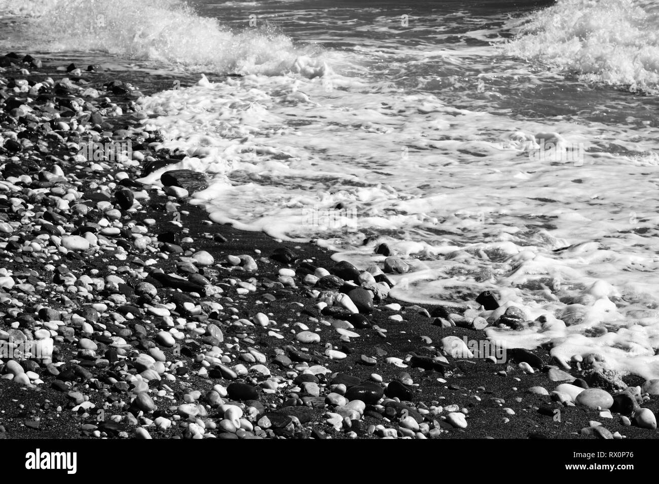 Le noir et blanc fine art image de galets sur la plage de Torrox Costa, la Axarquía, Málaga, Andalousie, Costa del Sol, Espagne Banque D'Images