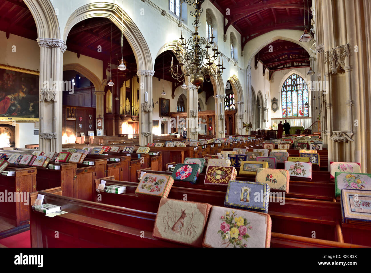 Intérieur de l'église Saint Pierre, Tiverton, Devon, UK avec bancs d'avoir des coussins décoratifs brodés kneeler Banque D'Images