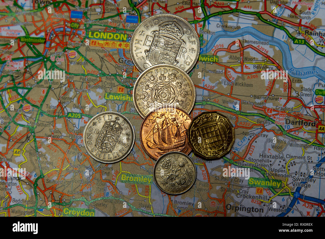 Falls Road, Belfast, Royaume-Uni 7 mars 2019. Monnaie Pre-Decimal sur la carte de Grand Londres Banque D'Images