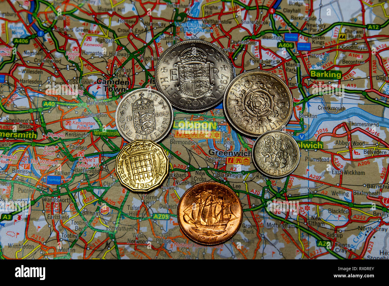 Falls Road, Belfast, Royaume-Uni 7 mars 2019. Monnaie Pre-Decimal sur la carte de Grand Londres Banque D'Images