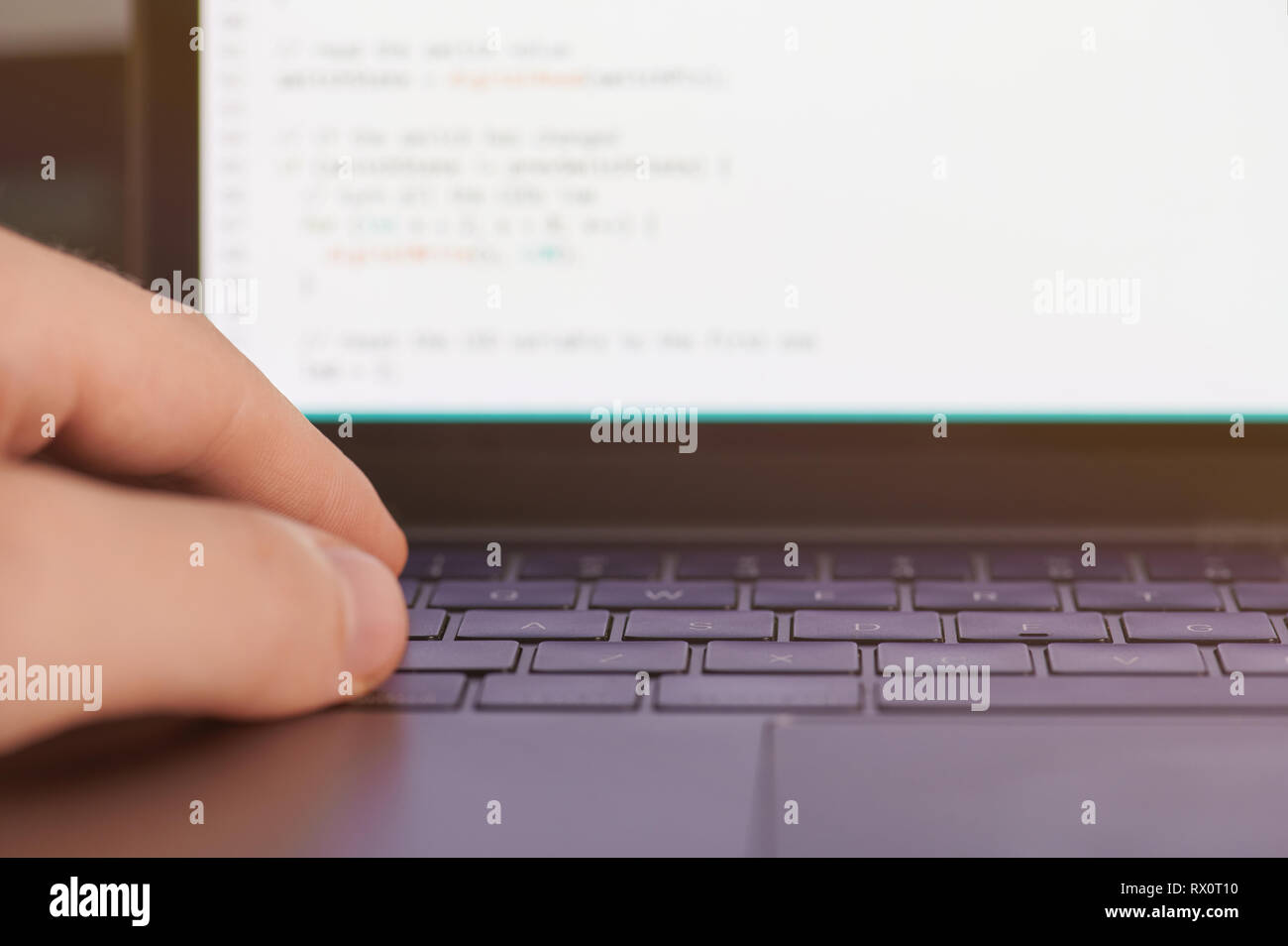 La création d'un code informatique thème. Close up of hand sur clavier Banque D'Images