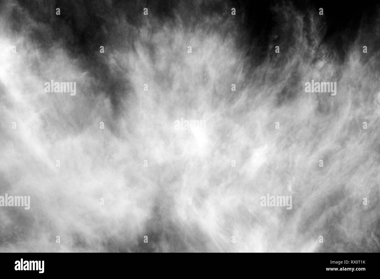 Les nuages Cirrus dans le ciel bleu avec une vision spectaculaire en noir et blanc Banque D'Images