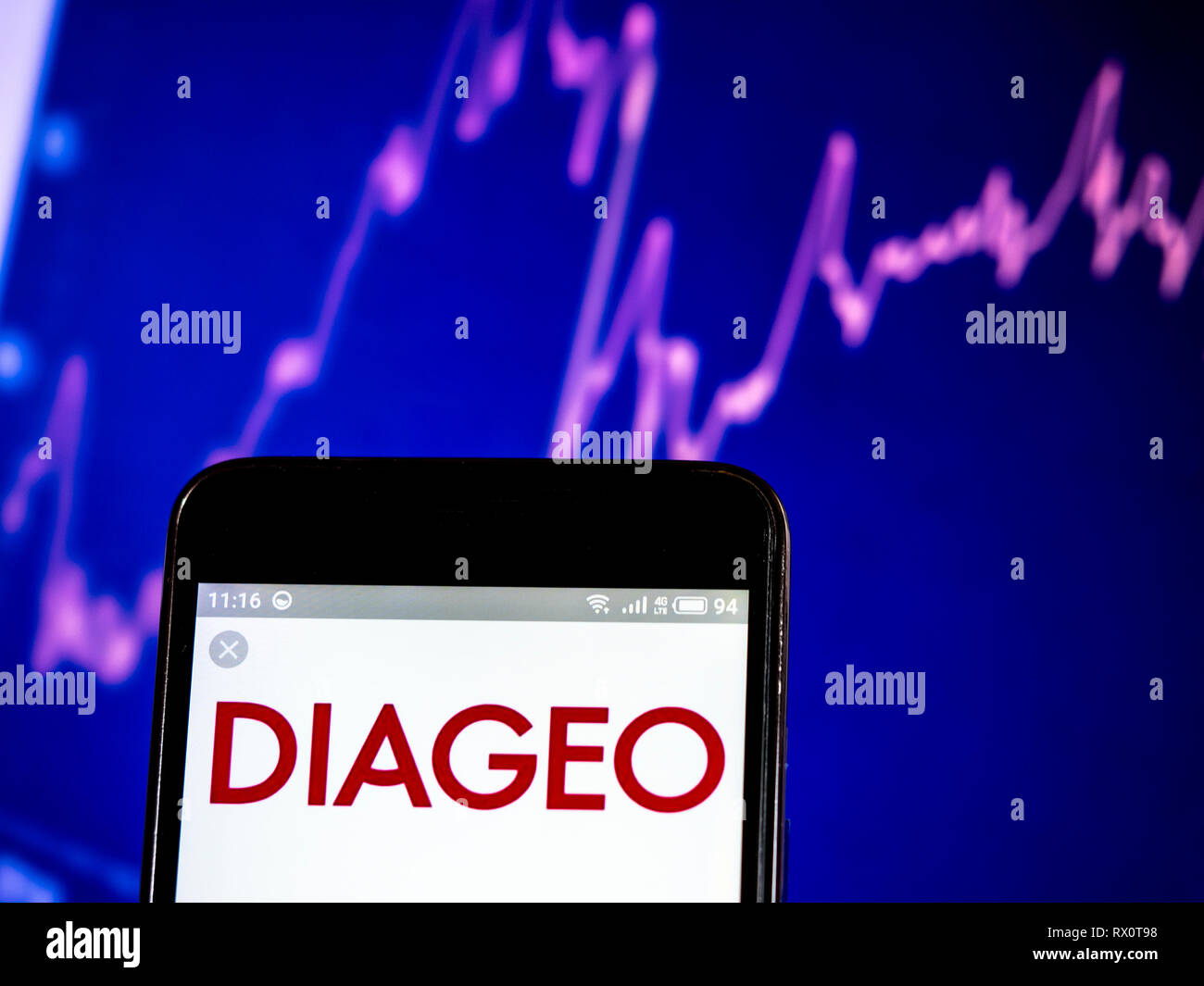 Diageo plc logo de l'entreprise vu affichée sur téléphone intelligent. Banque D'Images Diageo plc logo de l'entreprise vu affichée sur téléphone intelligent. Banque D'Images