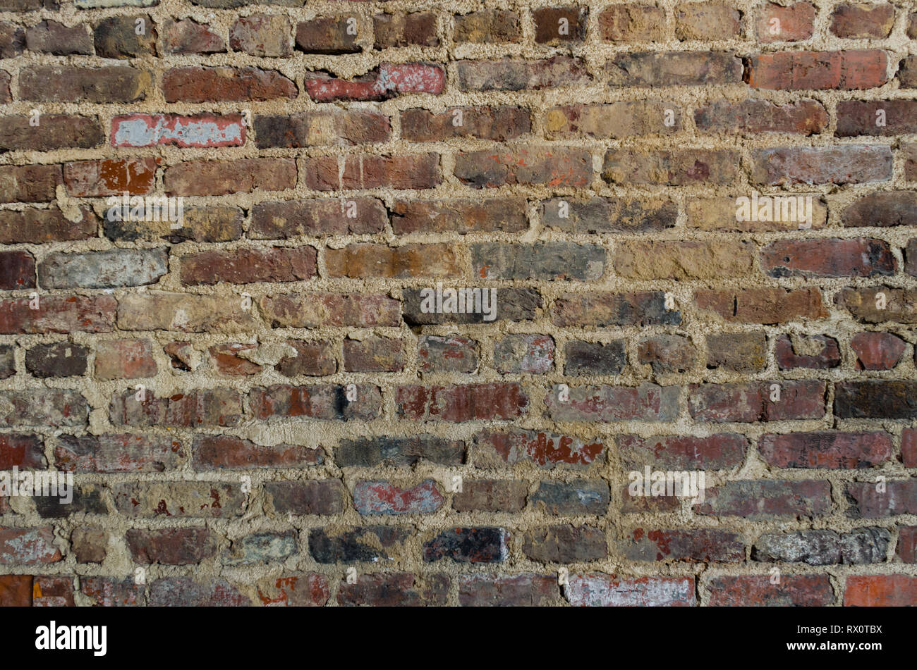 Mur de brique, excellent contexte industriel. La couleur et le détail dans ce beau millésime mur de briques, construit il y a des années. Banque D'Images