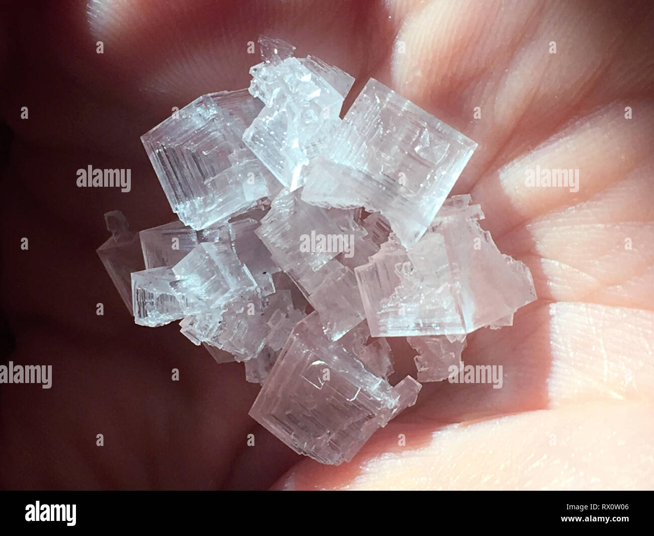 Close up sel rose de l'himalaya cristal dans l'arrière-plan naturel Banque D'Images