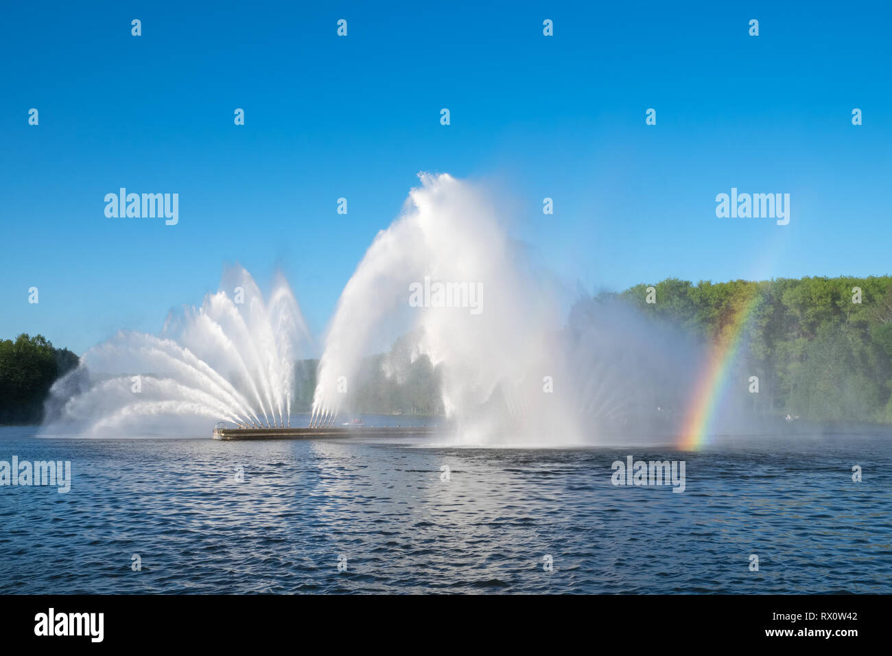 Fontaine en été, parc de la Victoire sur la rivière Svisloch à Minsk, en Biélorussie. Banque D'Images