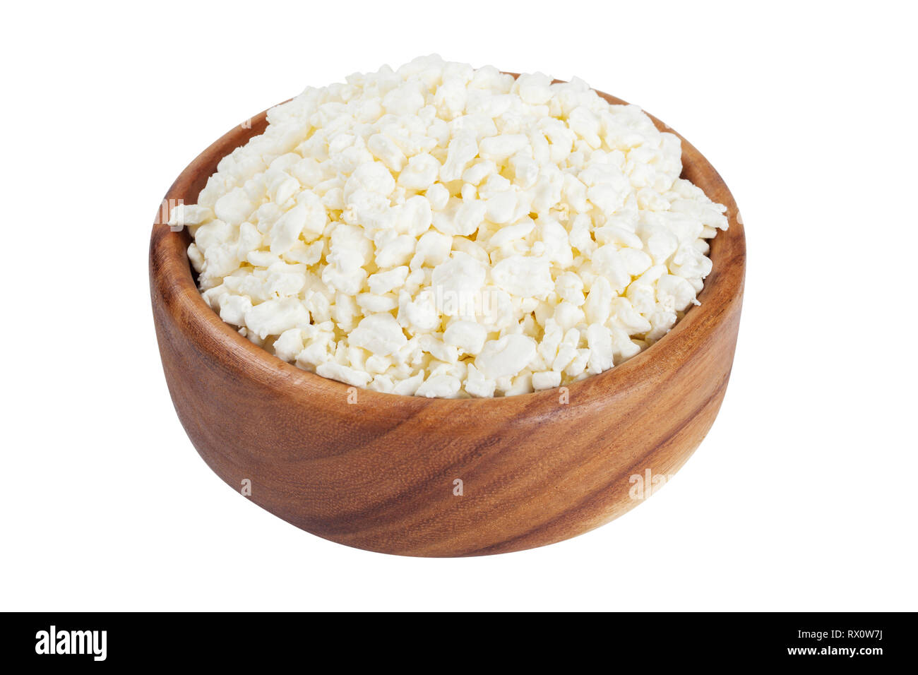 Le fromage cottage rustique à bol en bois, isolé sur blanc. Banque D'Images