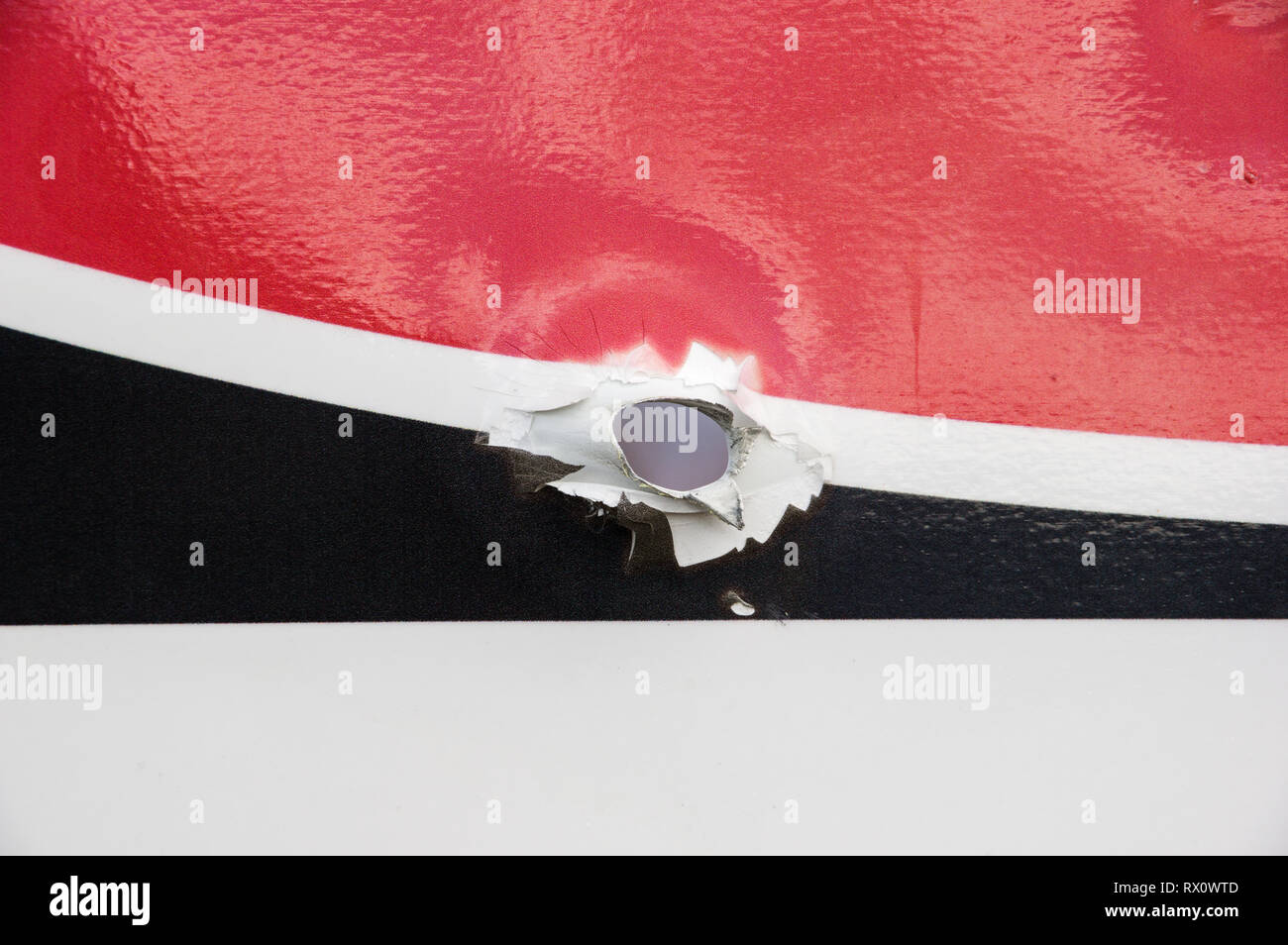 Close up de trou de balle en rouge et blanc black metal sign Banque D'Images