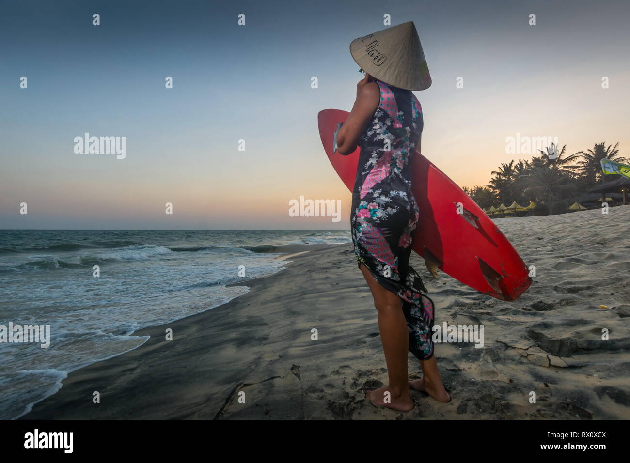 Surfez au Vietnam, femme avec un surf sur la plage Banque D'Images