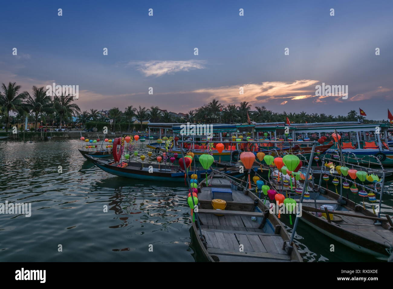 La ville de Hoi An, des bateaux et de la rivière au coucher du soleil, destination de voyage au Vietnam Banque D'Images