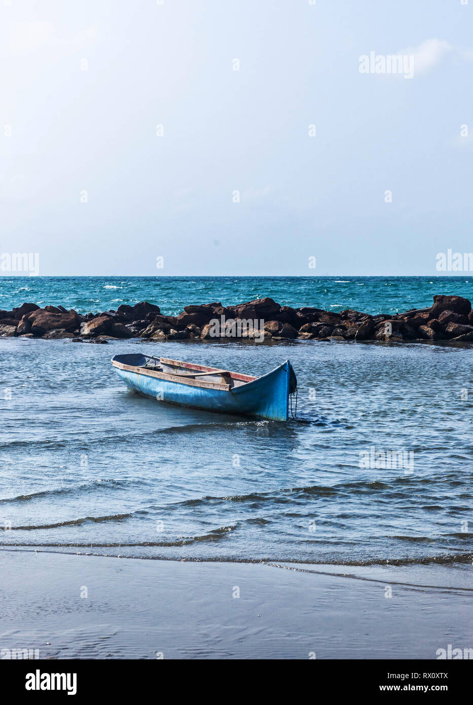 Canot vide ancrée sur une plage de Coveñas, Colombie. Banque D'Images